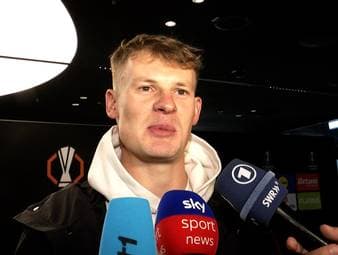 Torhüter Alexander Nübel leitet den Sieg des VfB Stuttgart in der Europa League gegen Celta Vigo mit einem Assist ein. Hinterher scherzt er über eine Vertragsklausel.