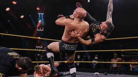 Fabian Aichner wird von der Undisputed Era attackiert