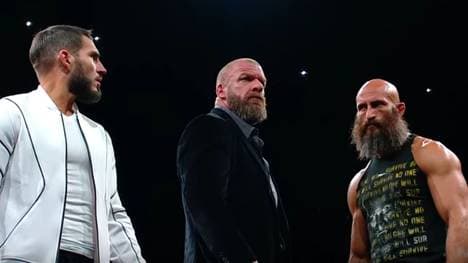 Johnny Gargano (l.) und Tommaso Ciampa (r., mit Triple H) lieferten sich bei WWE eine epische Fehde)