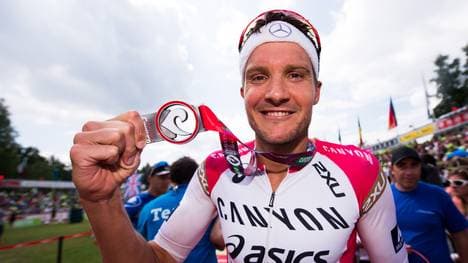 Jan Frodeno feiert seinen Sieg beim Triathlon Roth
