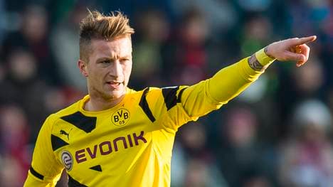 Marco Reus gestikuliert während des Spiels auf dem Platz
