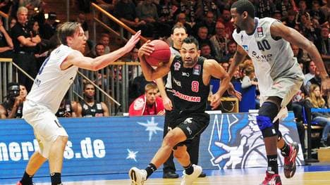 Giessens Achmadschah Zazai lässt die Merlins Konrad Wysocki (l.) und Patrick Flomo stehen