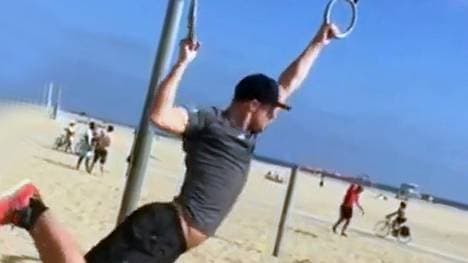 Manuel Neuer schwingt sich von Ring zu Ring