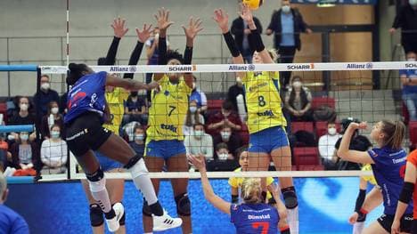 Ein Angriff gegen den dreifachen Block im Spiel SSC Palmberg Schwerin gegen Allianz MTV Stuttgart