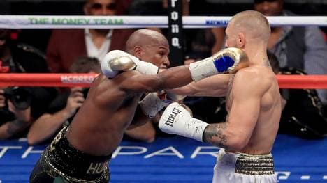 Floyd Mayweather (l.) schlug Conor McGregor in seinem bisher letzten Kampf K.o