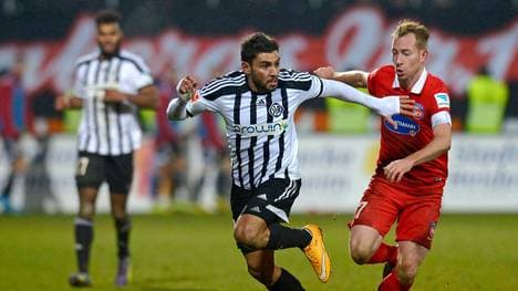 VfR Aalens Nejmeddin Daghfous verteidigt gegen Marc Schnatterer vom 1. FC Heidenheim den Ball