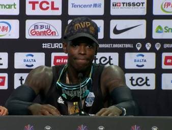 MVP Dennis Schröder spricht nach dem EM-Titel vom besten Team seiner Karriere und wird mitten in der Pressekonferenz von seinen feiernden Teamkollegen mit einer Wasserdusche überrascht.