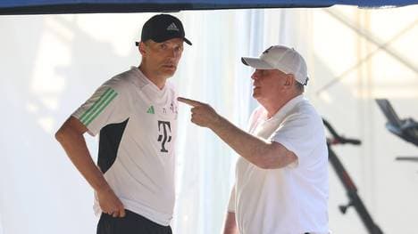 Hat Uli Hoeneß (r.) mit seiner Kritik an Thomas Tuchel (l.) recht?