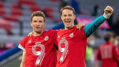 Thomas Müller (l.) und Manuel Neuer feiern die neunte Meisterschaft in Serie