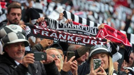Fans von Eintracht Frankfurt beim Spiel gegen Leverkusen 