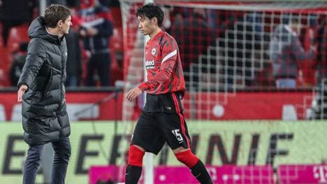 Frankfurt Trainer Oliver Glasner (l) hielt Spielmacher Daichi Kamada (r) nach dem Spiel gegen Köln eine Standpauke. 