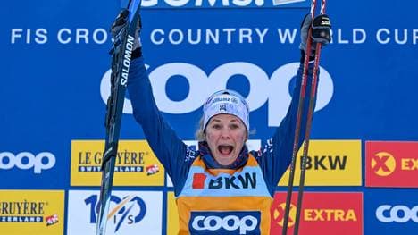 Jessie Diggins jubelt beim Weltcup in Canmore