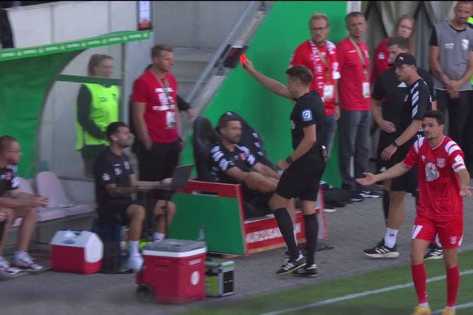 Co-Trainer zeigt Laptop - und sieht Rot!