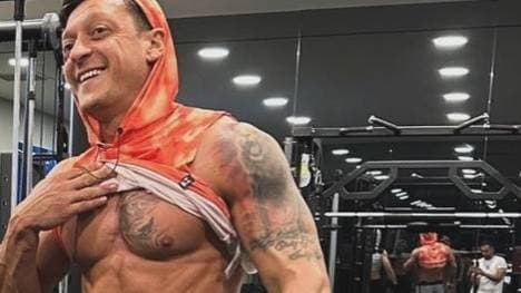Mesut Özil zeigte erneut sein kontroverses Tattoo