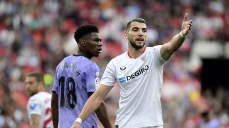 Mir (rechts) im Sevilla-Trikot 2023