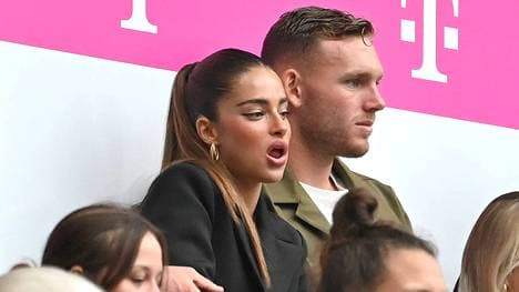 Daniel Peretz (r.) mit Freundin Noa Kirel auf der Tribüne