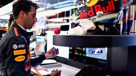 Daniel Ricciardo schaut sich auf dem Bildschirm das Training in Barcelona an