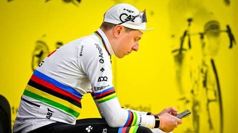 Rad-Dominator Tadej Pogacar bleibt entspannt