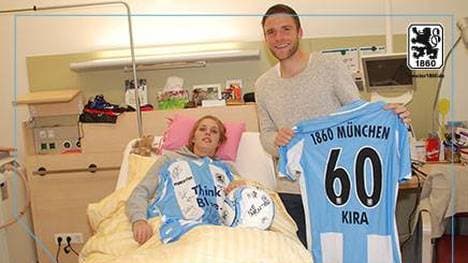 Dominik Stahl überreicht Kira Grünberg ein Trikot vom TSV 1860 München