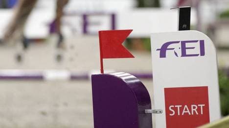 Im Springreiten gibt es Wirbel um die Lockerung der "Blutregel" (Symbolbild)