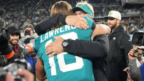 Trevor Lawrence und Head Coach Doug Pederson fallen sich in die Arme