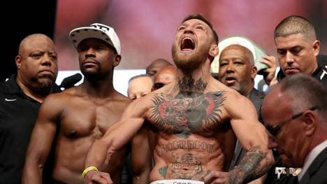 Conor McGregor (r.) steigt gegen Floyd Mayweather in den Boxring