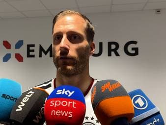 In der Pause während beim Spiel der DFB-Elf gegen Luxemburg kam es in der Pause zu einer kuriosen Szene. DFB-Keeper Oliver Baumann klärt auf. 