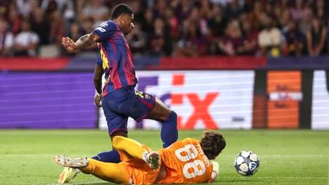 Marcus Rashford kommt zu Fall, der Schiedsrichter entscheidet auf Elfmeter