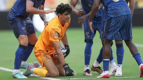 Yassine Bounou, genannt "Bono", wurde nach seinem parierten Elfmeter gefeiert