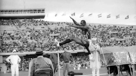 Bob Beamon bei seinem Gold-Sprung in Mexiko 1968