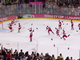 Die Carolina Hurricanes sind Stanley-Cup-Champions! Mit einem Sieg in Spiel 6 der Finalserie gegen die Vegas Golden Knights sichern sich die Hurricanes den bedeutendsten Eishockey-Titel der Welt.