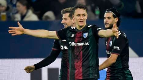 Martijn Kaars beim Torjubel mit Teamkollegen