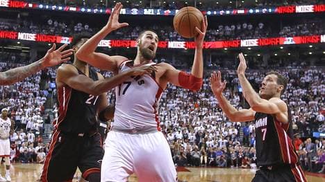Jonas Valanciunas (M.) hielt Toronto im letzten Viertel im Spiel