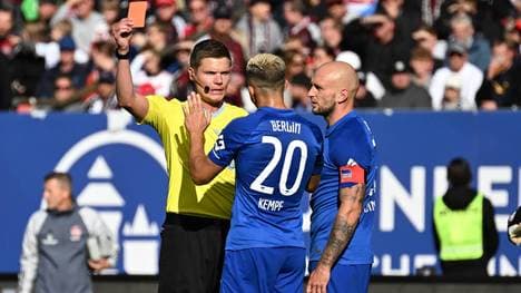 Florian Exner zeigt Marc Oliver Kempf die Rote Karte