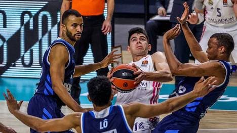 Real Madrid s Gabriel Deck (2-R) in action against Alba Berlin s Louis Olinde (R) during a Euroleague basketball match between Real Madrid and Alba Berlin in Madrid, Spain, 22 December 2020. Real Madrid vs Alba Berlin !ACHTUNG: NUR REDAKTIONELLE NUTZUNG! PUBLICATIONxINxGERxSUIxAUTxONLY Copyright: xJuanJoxMartínx GRAF640 20201222-637442710327711559
