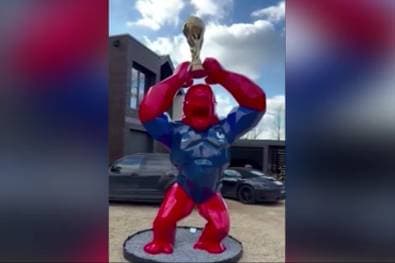 Ex-Bayern-Star präsentiert skurrile Gorilla-Statue