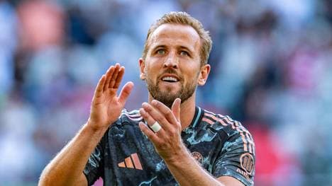 Bayern-Star Harry Kane bekommt den Goldenen Schuh verliehen