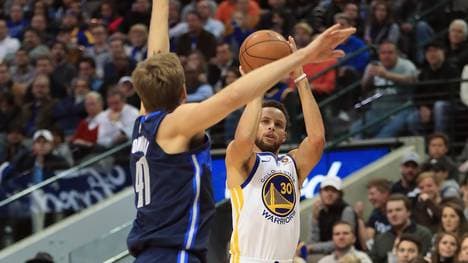 Stephen Curry (r.) versenkte den entscheidenden Dreier gegen Dirk Nowitzkis Mavericks