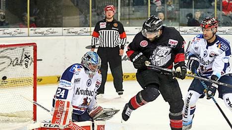 Die Nürnberg Ice Tigers (dunkle Trikots) sind Zehnter der DEL