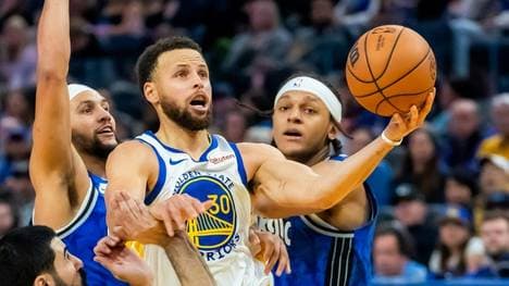 Spezielles Duell für Stephen Curry (M.)
