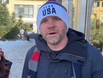 Ski-Legende Lindsey Vonn ist bei der Abfahrt am Sonntag gestürzt, nachdem sie bereits vor Beginn der Olympischen Winterspiele einen Kreuzbandriss erlitten hatte. Fans reagierten bestürzt auf den Unfall.