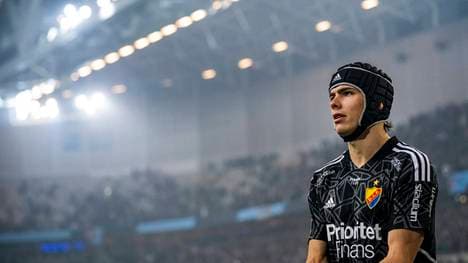 Mit seinem Helm erinnert Jacob Willem Zetterström an die Chelsea-Legende Petr Cech