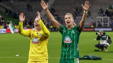 Medina Desic (r.) freut sich über den Derbysieg