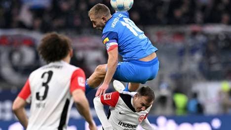 Lewis Holtby im Zweikampf