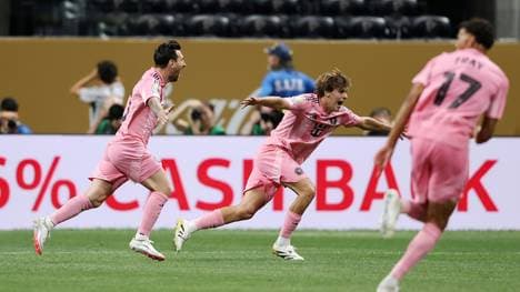 Jubel um Lionel Messi (l.)