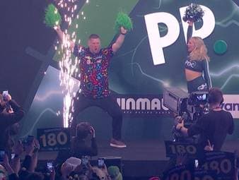 Ricky Evans ist für seine ausgefallenen Walk-ons bekannt. Mit einem besonderen Einfall sorgt er auch bei Gegner Charlie Manby für einen Lacher.