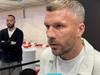 Lukas Podolski spricht sich dafür aus, dass junge Spieler Teil der Nationalmannschaft sein sollen, sofern sie die Anforderungen erfüllen. Insbesondere für lennart Karl hat der Weltmeister von 2014 lobende Worte übrig.