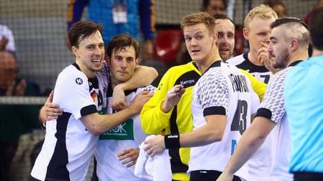 Die deutsche Mannschaft feiert Uwe Gensheimer nach seiner starken Partie gegen Ungarn