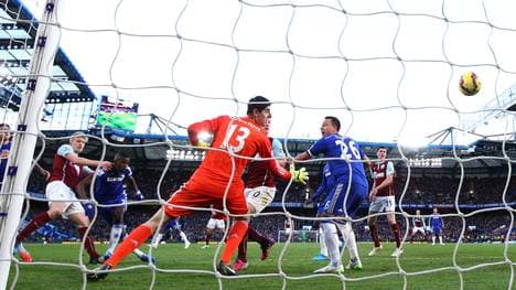 Torhüter Thibaut Courtois (M.) kann den späten Ausgleich des FC Burnley nicht verhindern