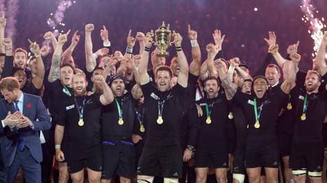 Richie McCaw feiert mit seinen Kollegen den WM-Titel